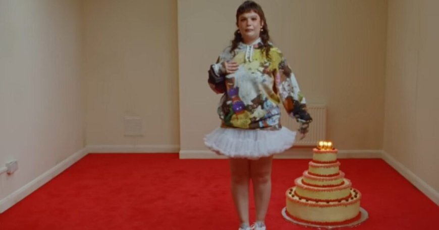 Lola Young: Το “Messy” είναι το τραγούδι της χρονιάς