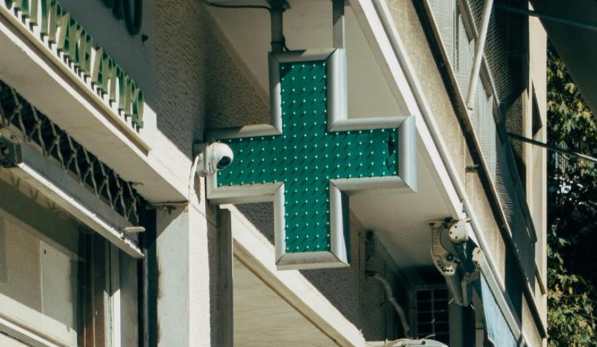 Πατήσια: Ξεκόλλησε ο σταυρός φαρμακείου και έπεσε πάνω στο κεφάλι 15χρονης