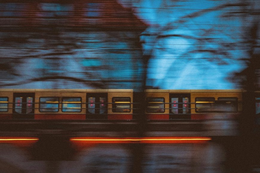 Τροχαίο στη γραμμή του τραμ στη Νέα Σμύρνη: Βίντεο από τη στιγμή που το αυτοκίνητο καρφώνεται σε κολόνα