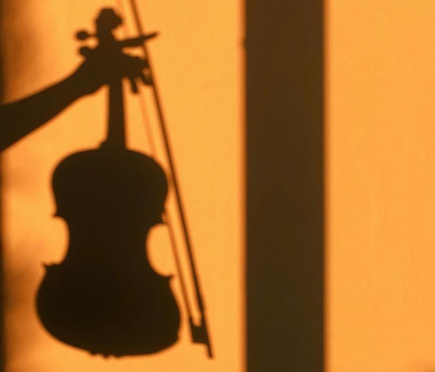 Νεαρός εντυπωσιάζει παίζοντας βιολί και ποδόσφαιρο ταυτόχρονα