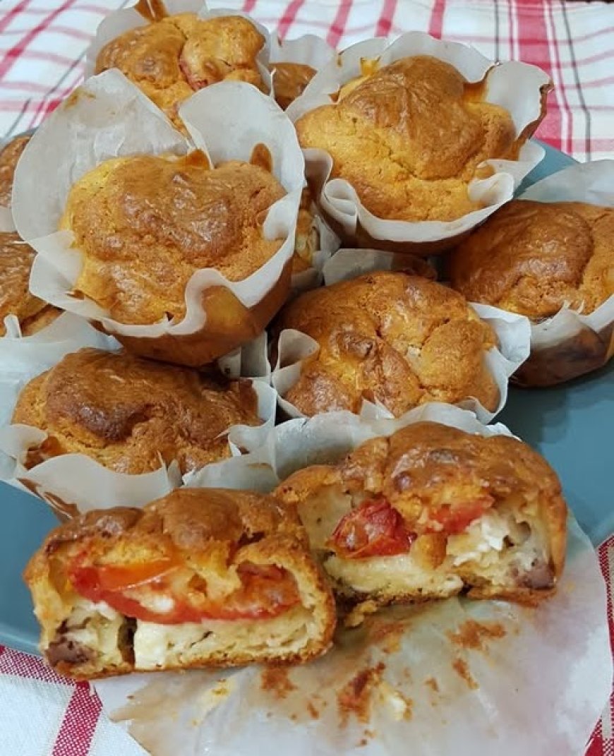 Εύκολα αλμυρά muffins με ντομάτα φέτα και ελιές!!