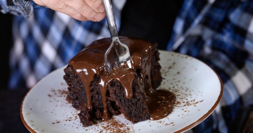 Ζουμερό, σιροπιαστό και σοκολατένιο κέικ που έχεις φάει ποτέ, χρησιμοποιώντας μόνο 1 κούπα και 1 μπολ!!!.