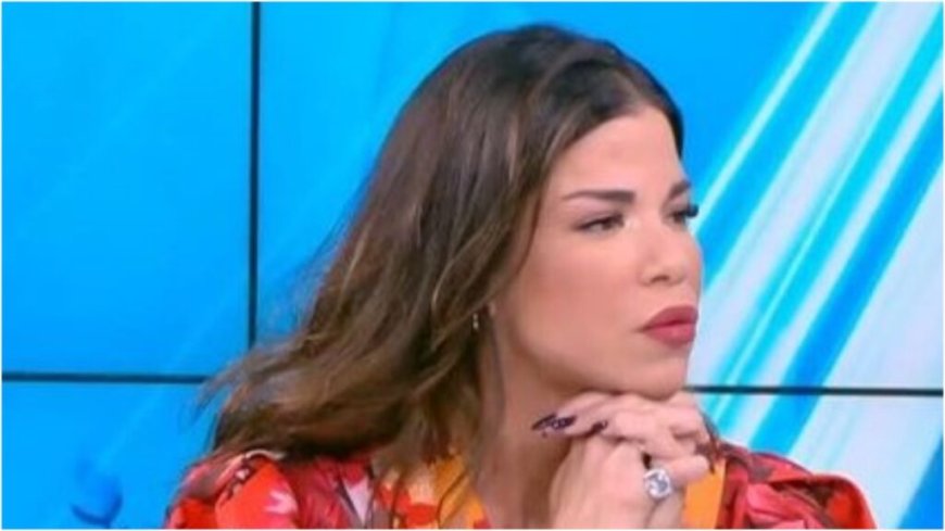 «Έσπασε» η Δάφνη Καραβοκύρη: «Στεναχωριέμαι που έλειπε τόσα χρόνια από τη ζωή μου, θα ήθελα να μην είχα πονέσει τόσο»