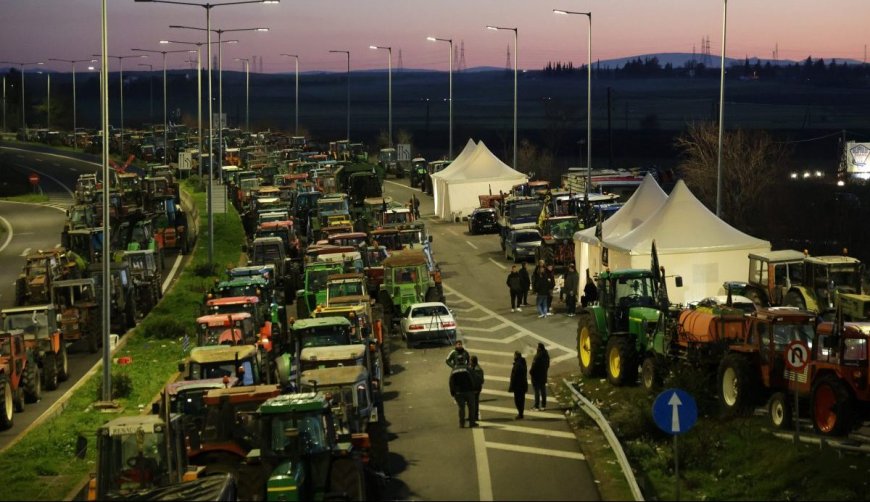 Οι «σκληροί» των μπλόκων ετοιμάζονται για συνάντηση με τον πρωθυπουργό – Κλήσεις σε δύο αγρότες για παρακώλυση συγκοινωνιών