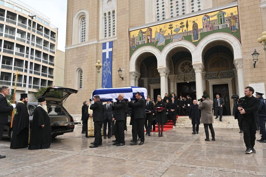 Ολοκληρώθηκε η κηδεία της πριγκίπισσας Ειρήνης στη Μητρόπολη Αθηνών.
