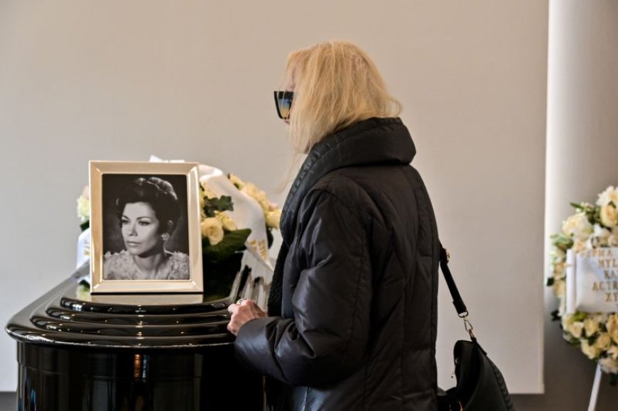 Μέλπω Ζαρόκωστα: Πλήθος κόσμου στην κηδεία της ηθοποιού