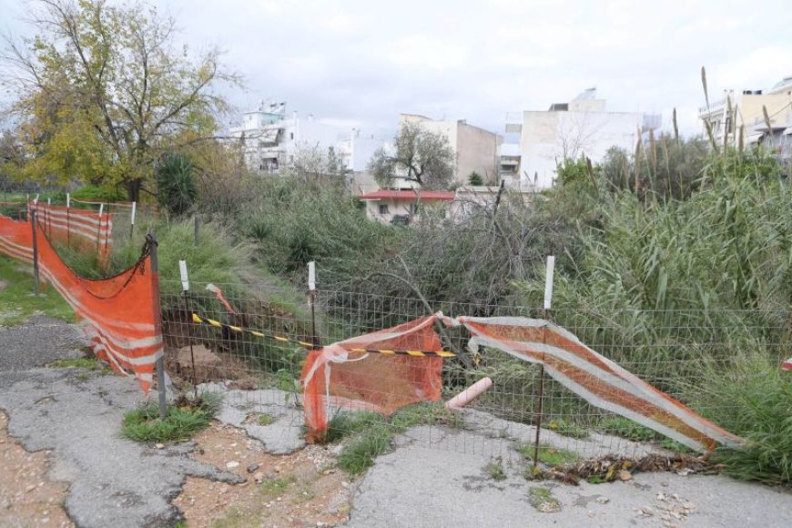Κακοκαιρία Αττική: Καθίζηση στο ρέμα Πικροδάφνης – Σε αυξημένη επιφυλακή οι Αρχές