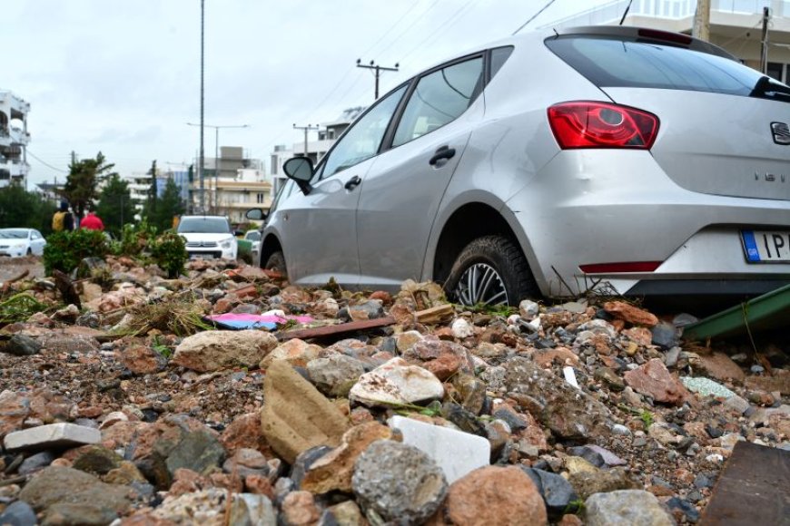 Κακοκαιρία Άνω Γλυφάδα: Δρόμοι και ΙΧ θάφτηκαν στις λάσπες