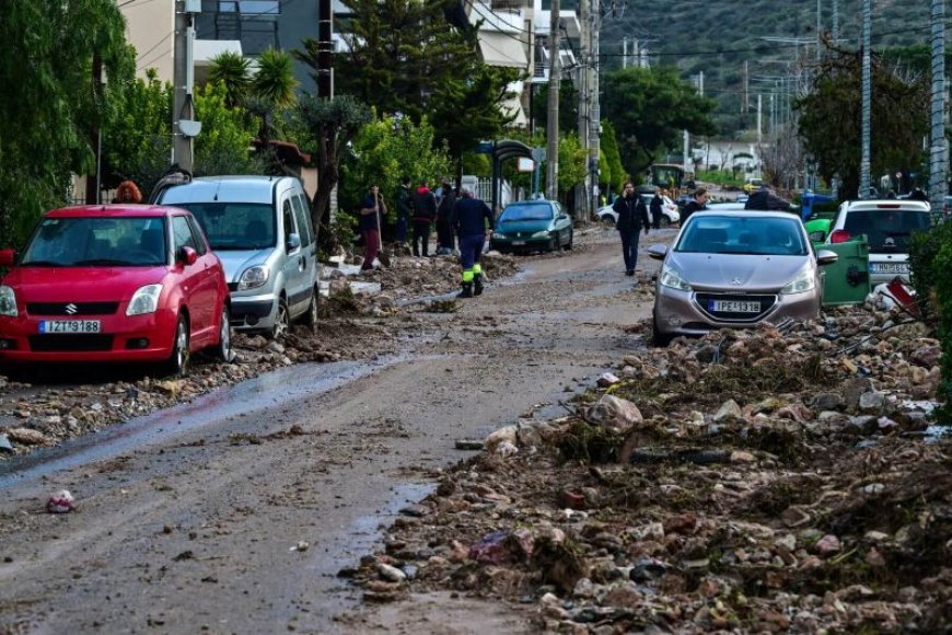 56χρονη Άνω Γλυφάδα: Τα δραματικά λεπτά της προσπάθειας απεγκλωβισμού της άτυχης γυναίκας
