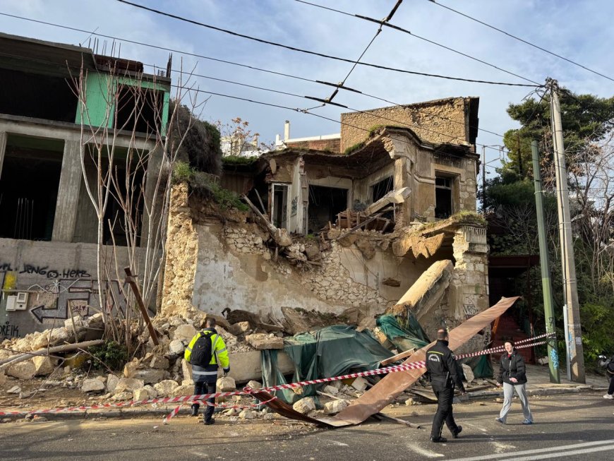 Πειραιάς: Ο Δήμος απομακρύνει επικίνδυνα τμήματα κτηρίου στην Καστέλλα