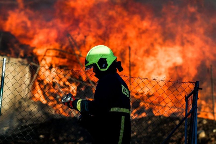 Τρίκαλα: Φωτιά μετά από έκρηξη στη μπισκοτοβιομηχανία «Βιολάντα»