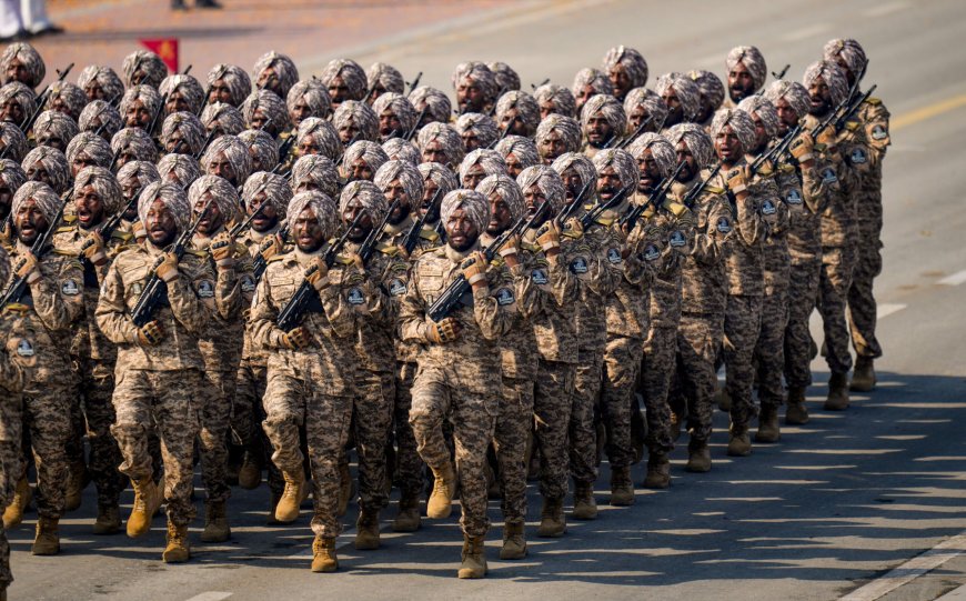 Παρέλαση ινδικού στρατού: Ανθρώπινες πυραμίδες και ακροβατικά πάνω σε δύο ρόδες