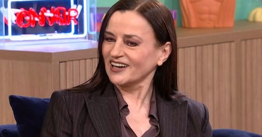 Καρυοφυλλιά Καραμπέτη: ««Από μικρή ήμουν κατά του γάμου, ίσως άλλαζα κάποιες ερωτικές επιλογές μου»