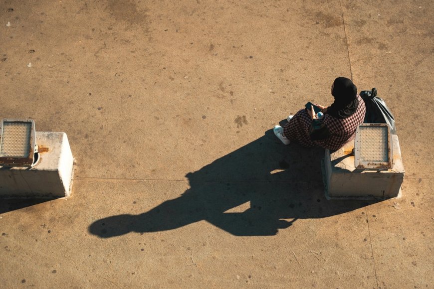 Ιράν διαδηλώσεις: Η σπαρακτική στιγμή που νεαρή κόβει τα μαλλιά της στην κηδεία της αδελφής της