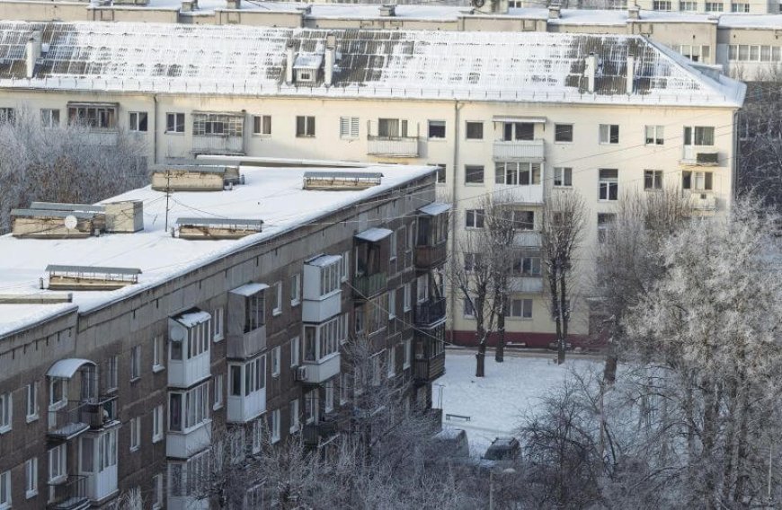 Ρωσία καλώδιο: Φρίκη προκαλεί βίντεο όπου άντρας δένει και κατεβάζει παιδί από παράθυρο