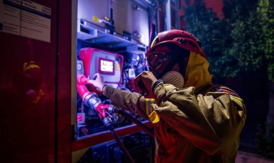 Θεσσαλονίκη φωτιά: Καταστράφηκαν δύο ΙΧ σε μάντρα μεταχειρισμένων αυτοκινήτων