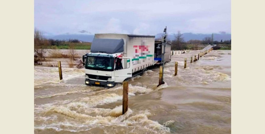 Ροδόπη: Φορτηγό εγκλωβίστηκε σε «φουσκωμένη» ιρλανδική διάβαση