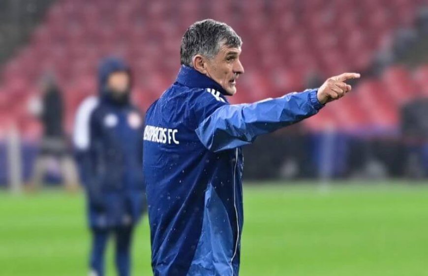 Μεντιλίμπαρ φτυάρι: Ο προπονητής του Ολυμπιακού καθαρίζει το χιονισμένο γήπεδο