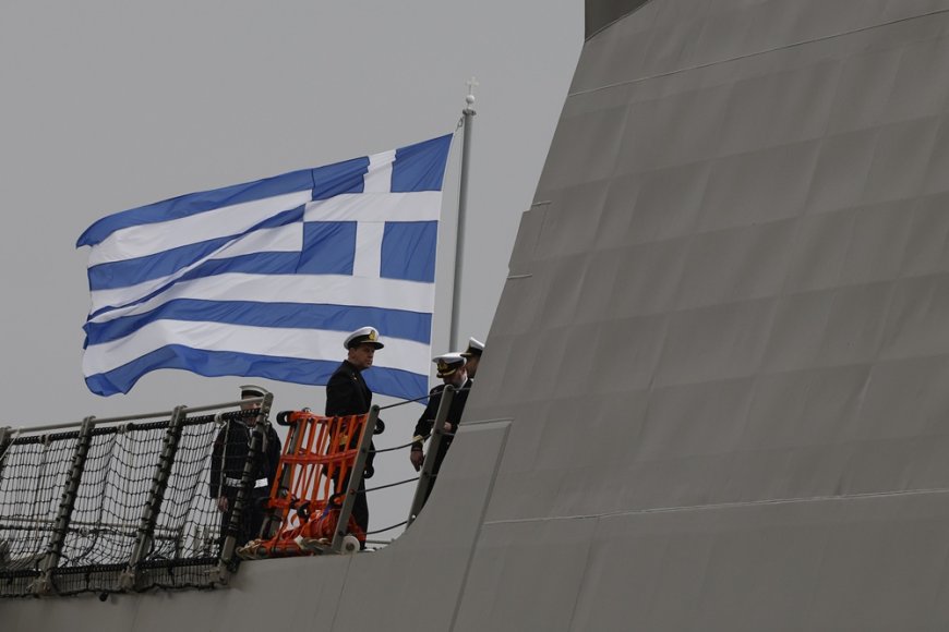Ελληνογαλλική αμυντική συμφωνία: O Δένδιας υποδέχθηκε στη φρεγάτα Κίμων τη Γαλλίδα ομόλογό του