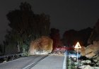 Χίος: Βράχος καταπλάκωσε τον δρόμο μετά από κατολίσθηση