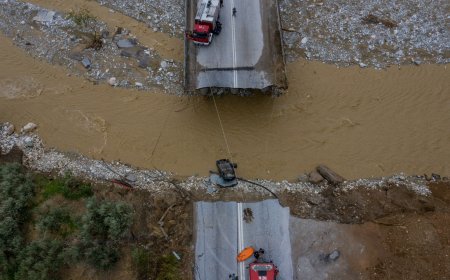 Φθιώτιδα κακοκαιρία: Κάτοικοι βγήκαν στους δρόμους με… φουσκωτή βάρκα και έκαναν κουπί