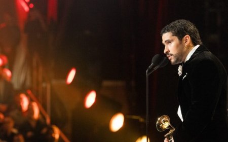Bad Bunny – Όρθια τον χειροκρότησε η αρένα στα βραβεία Grammy: «Δεν είμαστε ζώα, δεν είμαστε εξωγήινοι, είμαστε άνθρωποι και Αμερικανοί»