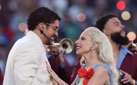 Bad Bunny: «Τα έδωσε όλα» ο Λατίνος superstar στον τελικό του Super Bowl – Τα πολιτικά μηνύματα και οι guest εμφανίσεις της Lady Gaga και του Ricky Martin