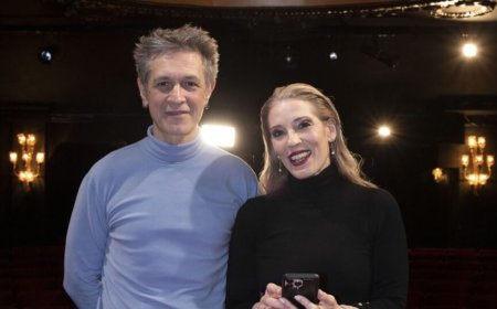 Αιμίλιος Χειλάκης: Εισέβαλε η αστυνομία στο θέατρο κατά τη διάρκεια της παράστασης «Cancel»