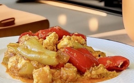 Πιπεριές με Φέτα στην Κατσαρόλα | Σάλτσα Μελιτζάνας & Ντομάτας | Ελληνική Συνταγή!