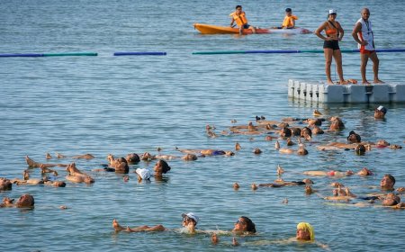 Παγκόσμιο Ρεκόρ Γκίνες: Κολυμβητές επιπλέουν σε λίμνη της Αργεντινής