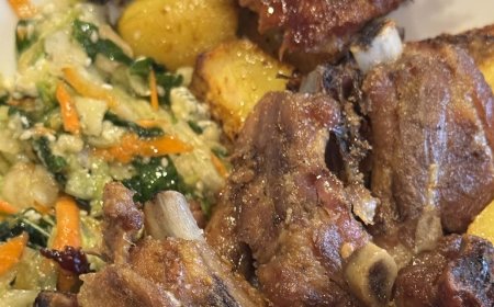 Χοιρινές κορτεζίνες ζουμερές ,καλοψημένες ,και παραδοσιακές  !!!