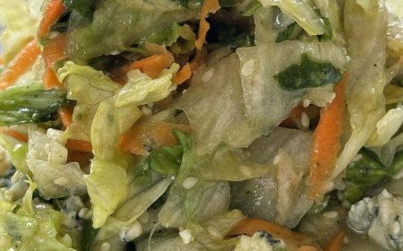 Πράσινη σαλάτα με διάφορα λαχανικά κ ξεχωριστό Dressing !!!