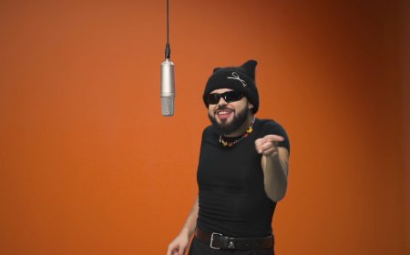 Akylas: Ποιος είναι ο εκκεντρικός τραγουδιστής που θα πάει στη Eurovision φέτος, εκπροσωπώντας την Ελλάδα με το «Ferto»