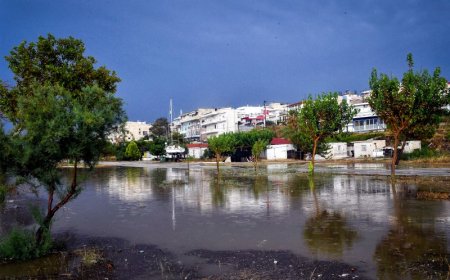 Κόρινθος κακοκαιρία: Η θάλασσα “βγήκε” στη στεριά