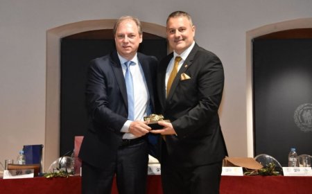 Αδελφοποίηση Δήμων: Βύρωνας και Μεσολόγγι ενώνουν ιστορία και πολιτισμό