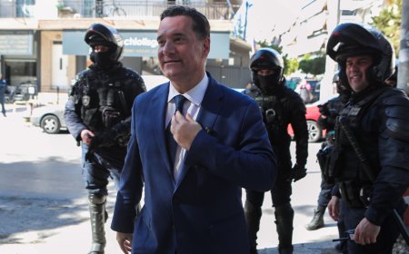 “Είμαστε με τη Χαμάς”: O διάλογος του Γεωργιάδη με διαδηλωτές έξω από το Αρεταίειο