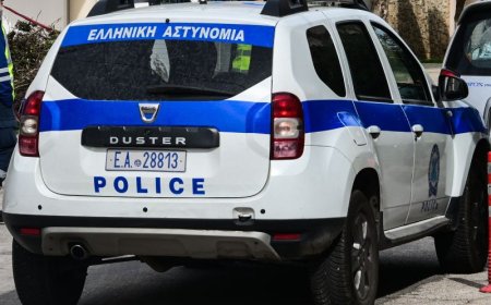 Αγέλη σκύλων: Γυναίκα στη Λαμία ζήτησε βοήθεια από την αστυνομία για να επιστρέψει στο σπίτι της