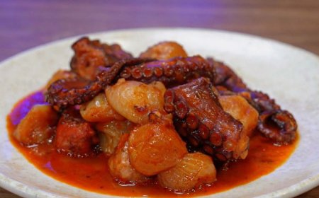 Χταπόδι στιφάδο παραδοσιακό με απλά υλικά -Λιώνει στο στόμα!!!