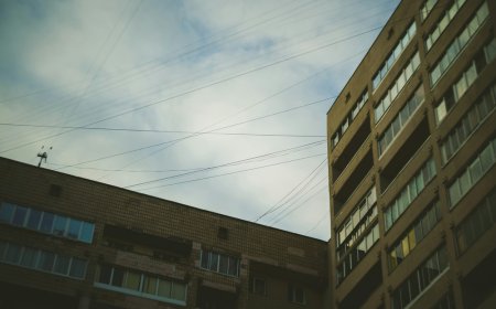 Αγοράκι έπεσε από τον 7ο όροφο στην Αγία Πετρούπολη: Πώς το έσωσε ο θυρωρός