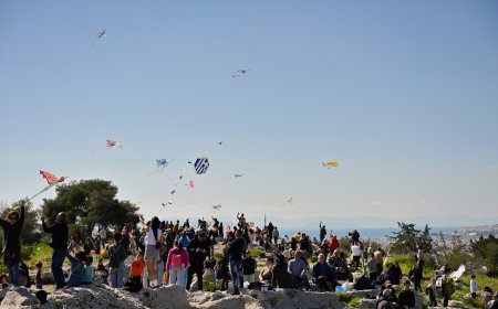 Σαρακοστή στην Αθήνα: Παραδοσιακό γλέντι και χαρταετοί στον Λόφο Φιλοπάππου