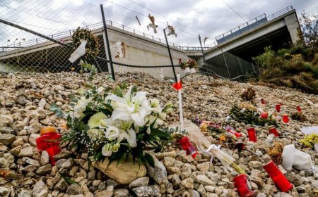 3 χρόνια Τέμπη: Τρισάγιο για τα 57 θύματα στο σημείο της τραγωδίας