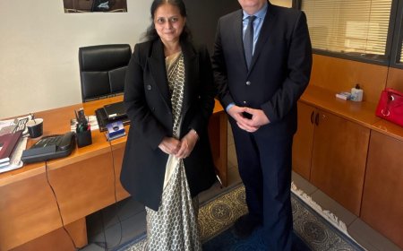 Ο Ιλχάν Αχμέτ υποδέχτηκε στο γραφείο του στην Αθήνα την πρέσβη του Μπαγκλαντές