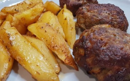 Αφράτα και μαλακά μπιφτέκια με πατάτες στον φούρνο!!!