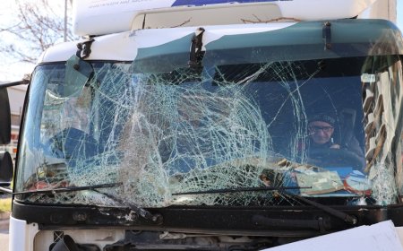 Τροχαίο Θηβών: Η στιγμή που το φορτηγό πέφτει πάνω σε δύο σταθμευμένα οχήματα