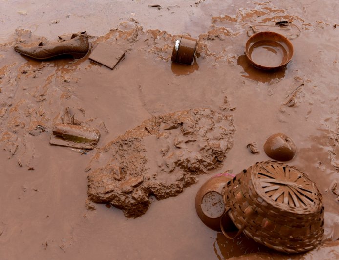 Αγιόκαμπος κακοκαιρία: Παντοπώλης ξέσπασε σε κλάματα που είδε την περιουσία του να καταστρέφεται