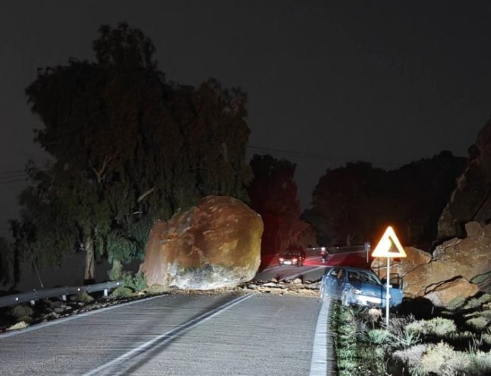 Χίος: Βράχος καταπλάκωσε τον δρόμο μετά από κατολίσθηση