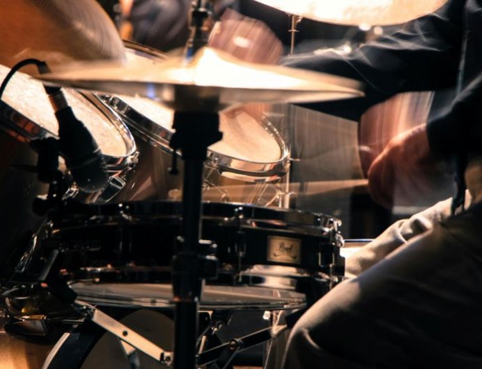 Αρμενία: Ο Νικόλ Πασινιάν ανέβηκε στη σκηνή και έπαιξε ντραμς στο Γερεβάν