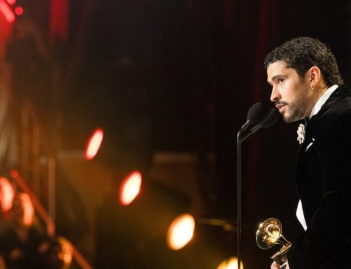 Bad Bunny – Όρθια τον χειροκρότησε η αρένα στα βραβεία Grammy: «Δεν είμαστε ζώα, δεν είμαστε εξωγήινοι, είμαστε άνθρωποι και Αμερικανοί»