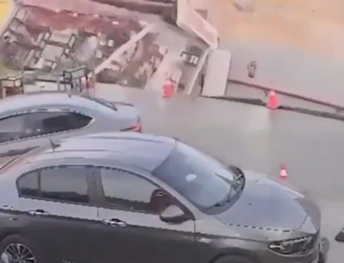 Άνοιξε τρύπα στον δρόμο: Κατέρρευσε στη γη κτίριο με πρατήριο καυσίμων στο Κάιρο