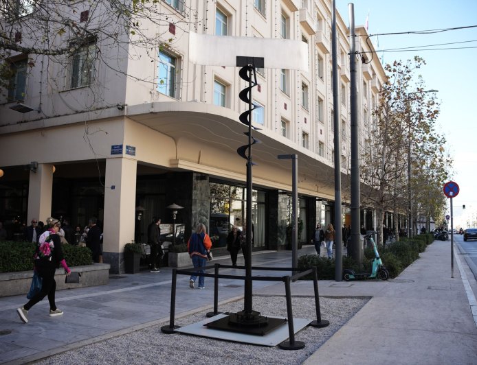 Αθήνα: Το «Αιολικό» του Takis στην Πανεπιστημίου και Βουκουρεστίου